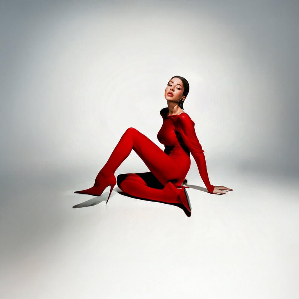 Cover pentru melodia O femeie iubeste mult de la Nicole Cherry